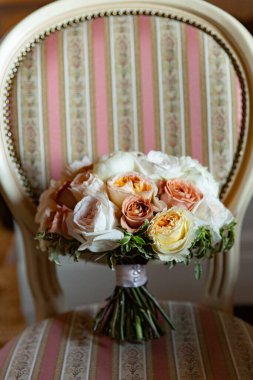 Gelin için güzel renkli bir düğün buketi. Renkli çiçeklerin güzelliği. Bir demet çiçek yakın plan. Gelin aksesuarları. Kız için kadın dekorasyonu. Evlilik ve evli çiftler için detaylar