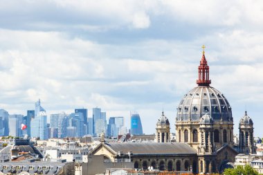 Paris, Fransa - 20 Mayıs 2015. Aziz Augustine Katedral Kubbesi ve La Defense iş merkezi. Arka planda düzinelerce gökdelen ve iş merkezi var.