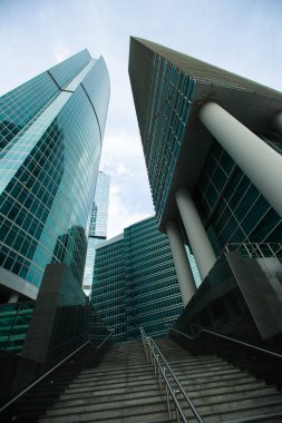 MOSCOW, RUSSIA - Haziran 01 2014: Taras Shevchenko seti üzerinden Moskova 'nın uluslararası iş merkezi görüntüsü. Gezinti alanında yürüyen turistler. Yaz güneşli bir gün