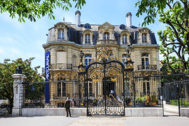 PARIS, FRANCE - 18 Mayıs 2015: Şanzelize 'deki Paris Marcel Dassault Oteli. Marcel Dassault Oteli 1844 'te inşa edildi. Artcurial 'ı barındıran Marcel Dassault Oteli bugün sanata adanmış bir yer..