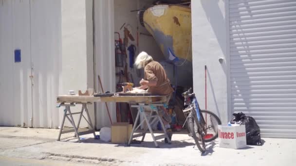 Anziano dai capelli grigi benevolo maestro falegname prova su dettagli in legno — Video Stock