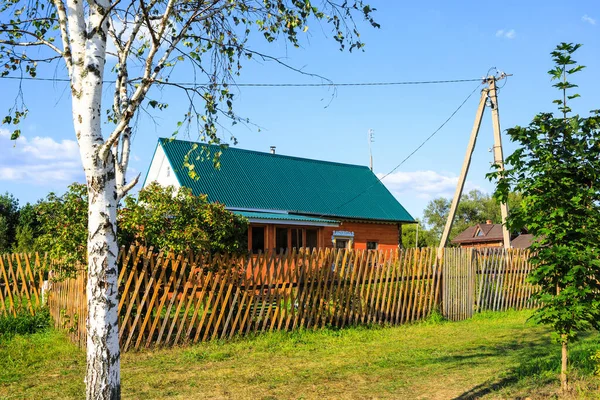 Prachtig Zomerhuis Met Een Smaragd Dak Een Houten Omheining Een — Stockfoto