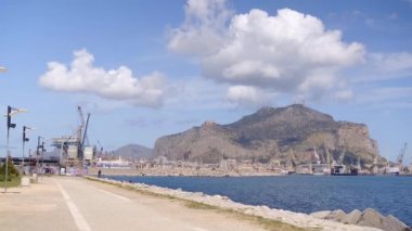 Monte Pellegrino, Palermo limanı, Akdeniz 'deki büyük yolcu trafiği limanı