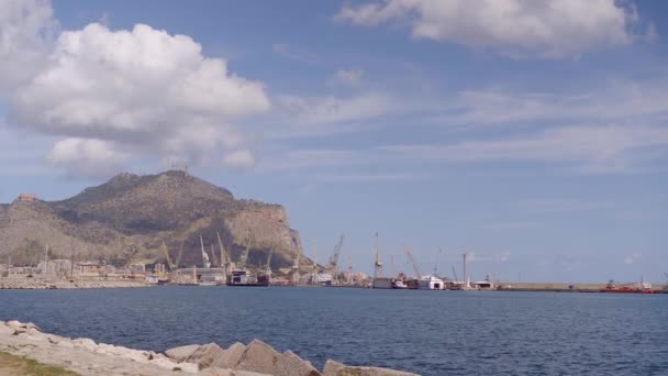 Monte Pellegrino, přístav Palermo, hlavní přístav osobní dopravy ve Středomoří — Stock video