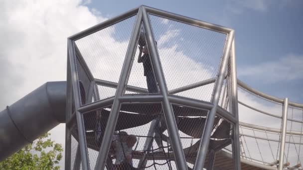 Wiele szczęśliwy dziecko na wspinaczka kompleks wieża, z most, sieć. Park Gorkiego. — Wideo stockowe