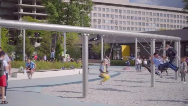 Veel gelukkige kinderen in het Mega Swing complex hebben 29 schommels in Gorky Park — Stockvideo