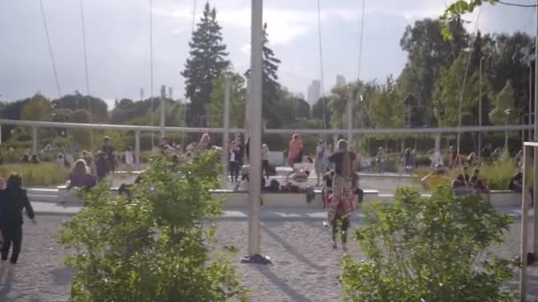 Beaucoup d'enfants heureux dans le complexe Mega Swing comprend 29 balançoires dans Gorky Park — Video