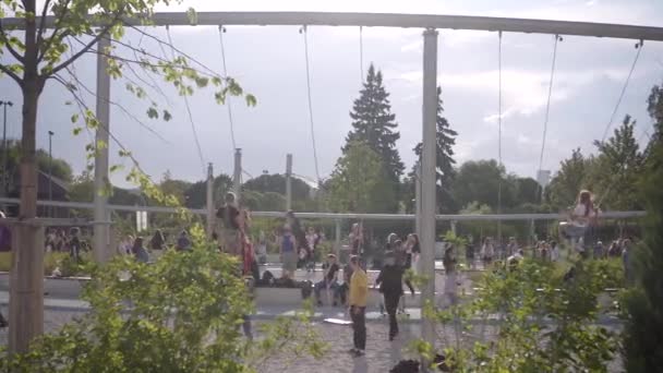 Banyak anak-anak bahagia di kompleks Mega Swing termasuk 29 ayunan di Gorky Park — Stok Video