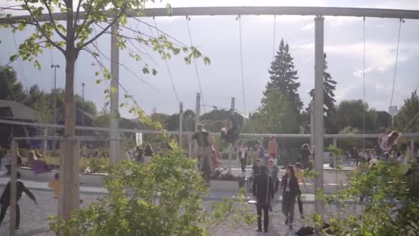 Beaucoup d'enfants heureux dans le complexe Mega Swing comprend 29 balançoires dans Gorky Park — Video