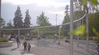 Mega Swing kompleksindeki pek çok mutlu çocuk Gorky Park 'ta 29 salıncak içeriyor.