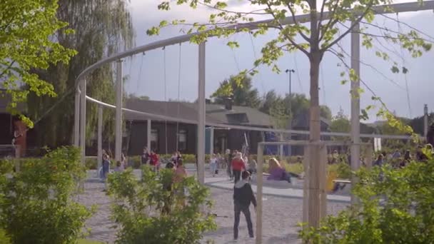 Veel gelukkige kinderen in het Mega Swing complex hebben 29 schommels in Gorky Park — Stockvideo