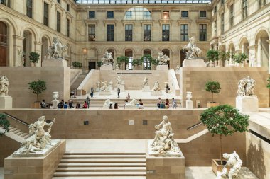 Louvre Müzesi 'ni ziyaret edenler, dünyanın en çok ziyaret edilen müzesi.