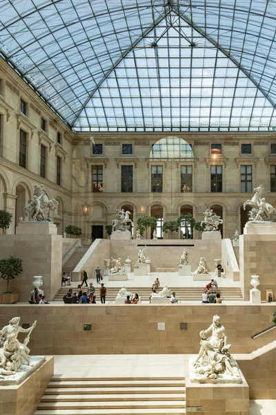 La gente que visita el museo del Louvre es el museo más visitado del mundo — Foto de Stock