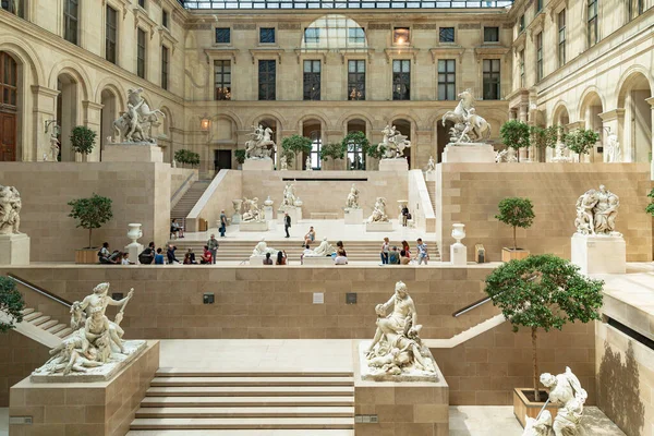 Människor som besöker Louvren är världens mest besökta museum — Stockfoto