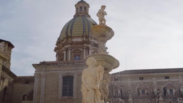 Praetorian fountain in Piazza Pretoria, San Giuseppe dei Teatini dome, 1554 — Stock Video