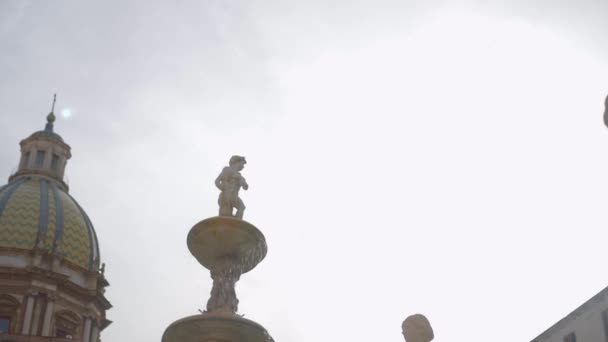Praetorian fountain in Piazza Pretoria, San Giuseppe dei Teatini dome, 1554 — Stock Video