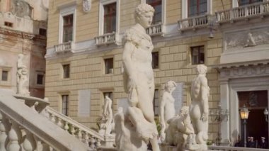 1554 Piazza Pretoria 'daki Praetorian ya da Shame çeşmesinin figürleri