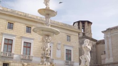 Praetorian çeşmesi figürleri, 1554, Piazza Pretoria, belediye binası.
