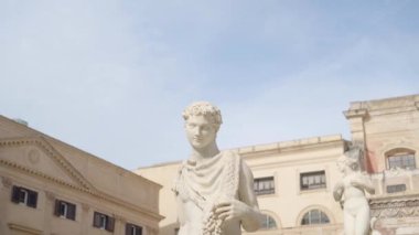 1554 Piazza Pretoria 'daki Praetorian ya da Shame çeşmesinin figürleri