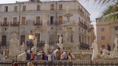 Piazza Pretoria 'daki Praetorian çeşmesinin figürleri, Palazzo Bonocore, birçok insan
