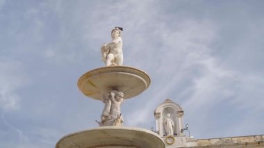 Praetorian çeşmesi, Piazza Pretoria, İskenderiyeli Aziz Catherine kilise kubbesi