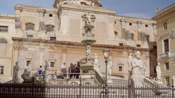 Fuente pretoriana en Piazza Pretoria, Aves vuela para beber agua de la Plaza Pretoria. — Vídeos de Stock