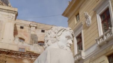 Praetorian çeşmesinin figürü 1554 Piazza Pretoria 'da batan güneşin yanında aydınlık