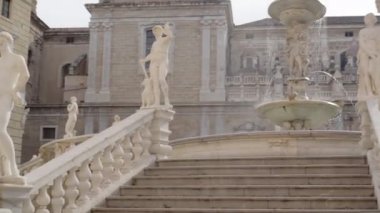 İnsanlar Praetorian çeşmesini, San Giuseppe dei Teatini kilisesini, gün batımını ziyaret ediyor.