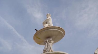Kuşlar Praetorian çeşme havuzundan su içmek için uçar, Piazza Pretoria, 1554