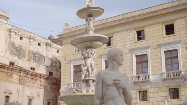 Figures , stairs of Praetorian fountain, 1554, town hall building with flags — Stock Video