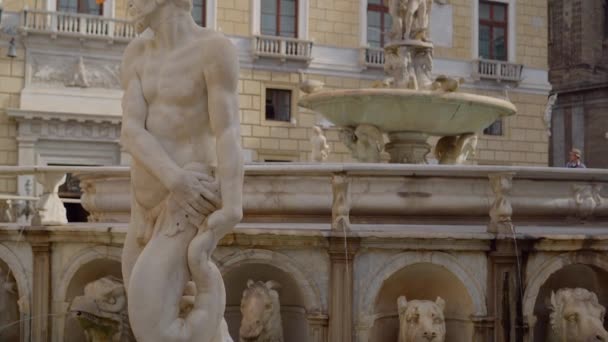 Praetorian fountain in Piazza Pretoria, San Giuseppe dei Teatini church — Stock Video