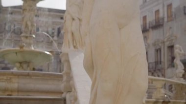 Praetorian çeşmesinin figürü 1554 Piazza Pretoria 'da batan güneşin yanında aydınlık
