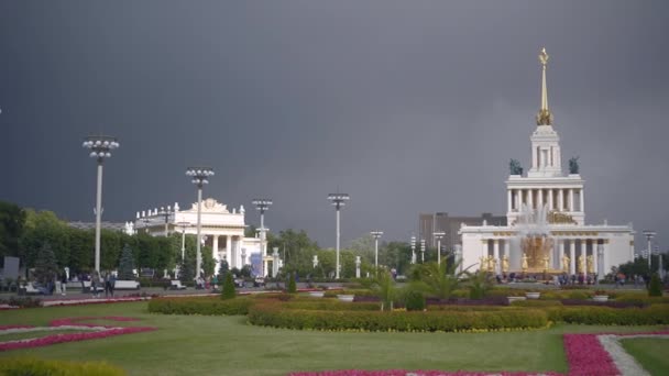 Pavilion Central and Atomic Energy, flowerbed, Fountain Friendship of Nations. — Vídeos de Stock