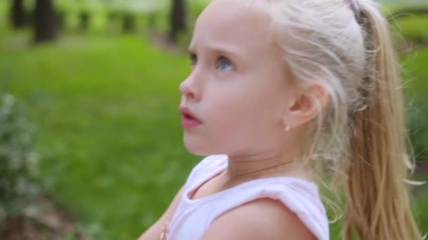 Charmig trött 5-årig blond flicka är stygg, upprörd, visar tunga — Stockvideo