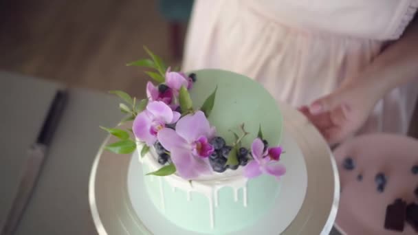 Bruiloft, feestelijk, verjaardagstaart versierd met roze orchidee en bosbes — Stockvideo