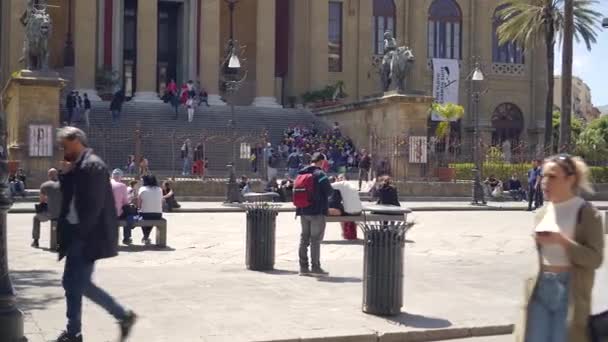 Turistas Teatro Massimo en Palermo, Italia en un hermoso día de verano — Vídeos de Stock