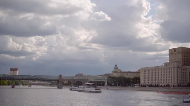 Удовольственная лодка проплывает мимо Министерства обороны Российской Федерации — стоковое видео