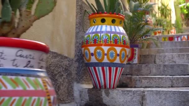 Híres keskeny bystreet Taorminában kézzel festett vázákkal a lépcsőn — Stock videók