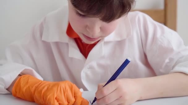 Enfant déterminé expérimentalement sel de sodium, le signe, le met à côté des autres — Video