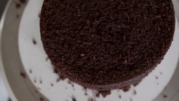 为组装分层蛋糕而准备的巧克力饼干盒的顶部视图 — 图库视频影像