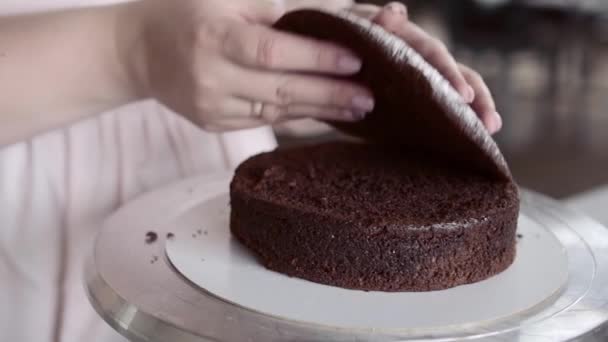 Le chef coupe le dessus du biscuit pour obtenir une coquille lisse de gâteau au chocolat — Video