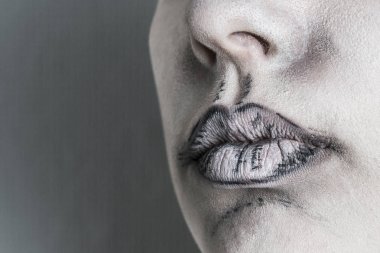 bir kalemle çizilmiş makro dudaklar