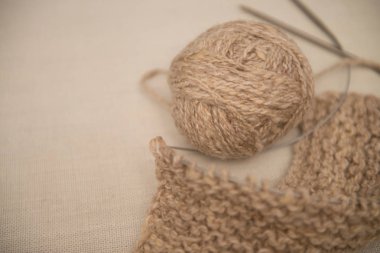 Bej iplik ve örme iğneler