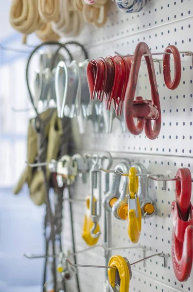 Gösteri booth ile büyük kırmızı ve sarı Kancalar Askılar için