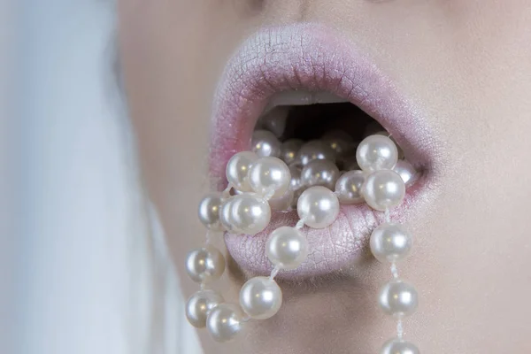 kız boyalı dudaklar içinde ağız inci holding