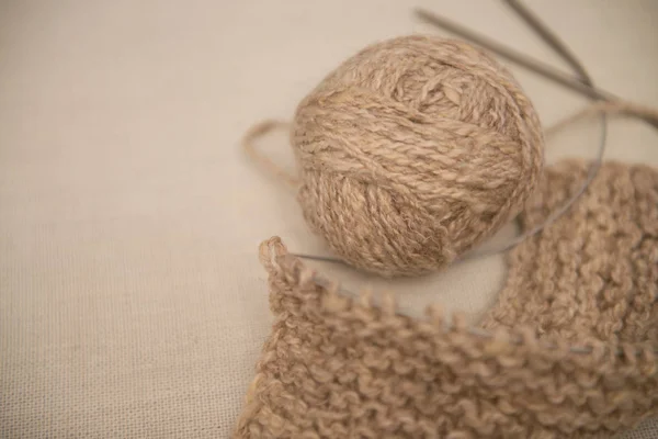 Bej iplik ve örme iğneler