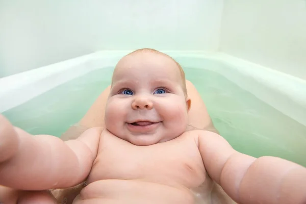 Baby se selfie v koupelně Royalty Free Stock Obrázky