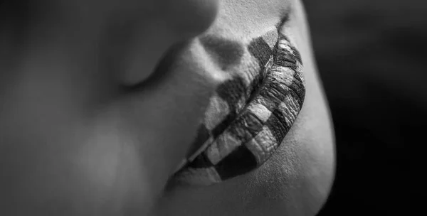 büyük dudakları boyalı satranç tahtası ile