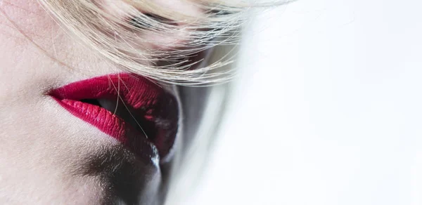 Los labios rojos. Primer plano de la joven rubia con los labios rojos aislados en blanco —  Fotos de Stock
