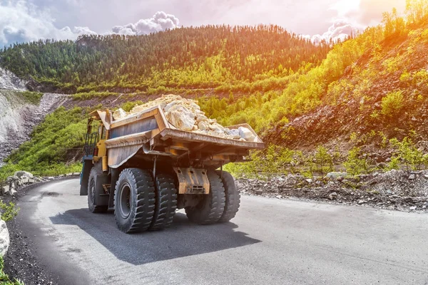 The dump truck carries the stones on the road — Stock Photo, Image